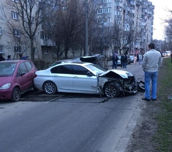 Un turc aflat la volanul unui autoturism a lovit opt maşini în Capitală; nu s-au înregistrat victime. FOTO