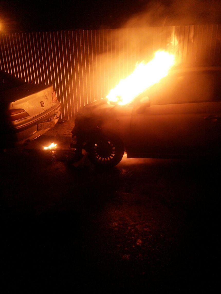Jandarmeria Bucureşti: O persoană suspectată de incendierea mai multor maşini, depistată în zona Calea Griviţei; bărbatul avea urme de funingine pe palme şi arsuri pe pantaloni