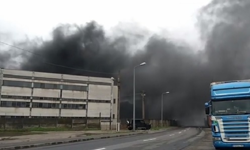 Incendiu puternic la fabrica UAMT din Oradea. Zeci de pompieri mobilizaţi pentru stingerea incendiului