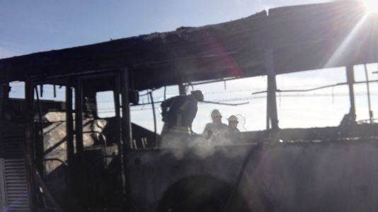 Un autobuz a luat foc în trafic, pe un bulevard din Satu Mare, şi a ars complet; călătorii au reuşit să iasă la timp. FOTO