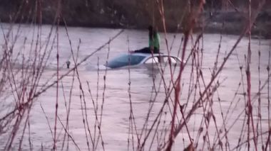 O femeie a fost salvată de pompieri după ce a căzut cu maşina în râu, în Sighetu Marmaţiei. FOTO