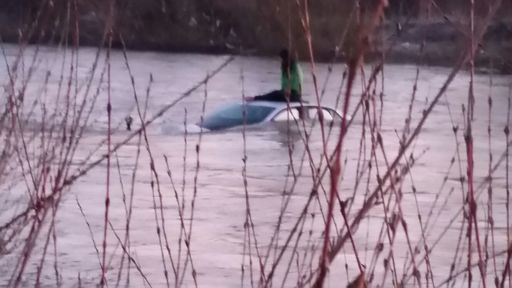 O femeie a fost salvată de pompieri după ce a căzut cu maşina în râu, în Sighetu Marmaţiei. FOTO