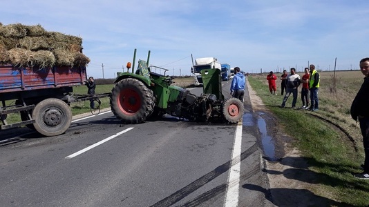 Timiş: Trei oameni au fost răniţi în urma unui accident în care au fost implicate un tractor şi un microbuz - FOTO
