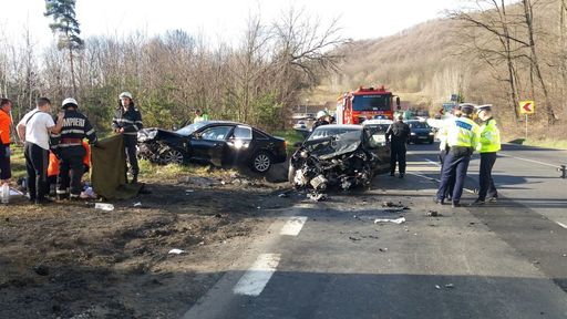 Un copil de 2 ani a murit şi alte cinci persoane, între care un copil de 7 ani, au fost grav rănite într-un accident rutier produs în localitatea Milcoiu, judeţul Vâlcea - VIDEO