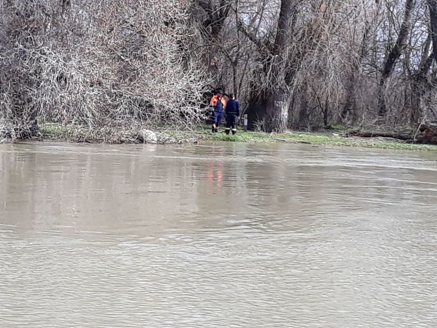 O echipă de scafandri din Forţele Navale intervine pentru neutralizarea unei mine de război, pe Braţul Chilia