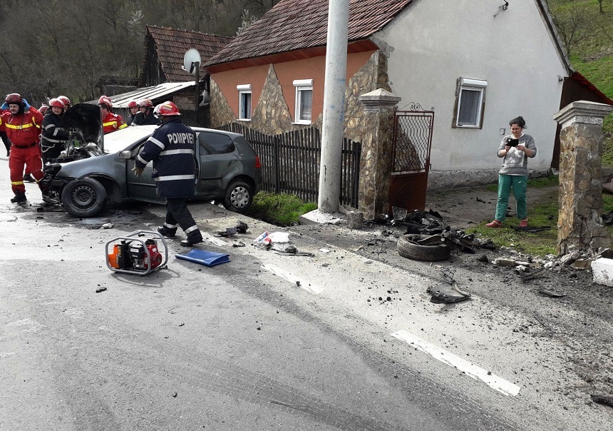 Arad: Opt persoane înghesuite într-o maşină de cinci locuri, între care patru copii, rănite după ce şoferiţa a adormit la volan şi a intrat în stâlp - FOTO


