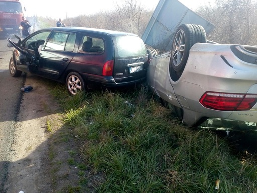 Constanţa: Şase persoane, printre care şi doi copii, rănite într-un accident rutier în care au fost implicate două autoturisme - FOTO

