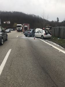 Vâlcea: Şapte persoane, între care cinci copii, rănite într-un accident rutier