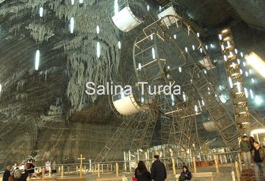 UPDATE - Cluj: Intervenţie pentru salvarea a 12 persoane rămase blocate în roata panoramică de la Salina Turda. ISU - 19 persoane au fost coborâte în siguranţă