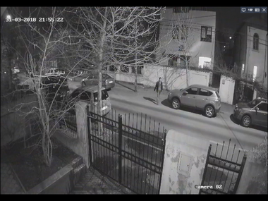 UPDATE - Bărbatul suspectat că a incendiat opt maşini în Capitală a fost prins şi şi-a recunoscut faptele. Poliţie: Nu există nicio legătură între el şi proprietarii maşinilor; are tulburări de comportament şi este un caz izolat. VIDEO