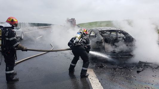 Autoturism cuprins de flăcări pe autostrada A1, între Timişoara şi Lugoj
