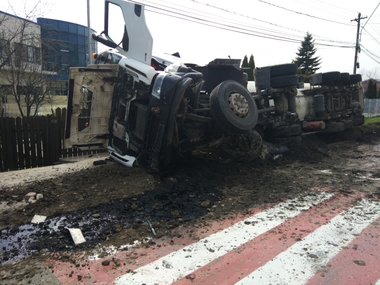 Cisterna care s-a răsturnat pe o stradă din Ploieşti, scoasă din şanţ după o operaţiune de câteva ore. VIDEO