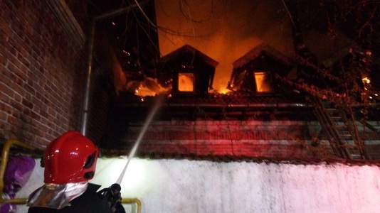 Incendiu la un imobil aparţinând Facultăţii de Mecanică din Craiova, focul a fost stins după mai bine de patru ore VIDEO