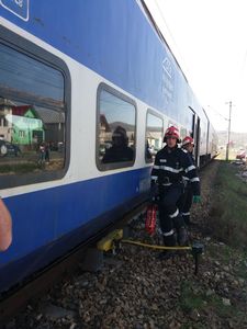 Bistriţa-Năsăud: Incendiu la un vagon de tren cu 20 de pasageri la bord; pompierii intervin cu două autospeciale