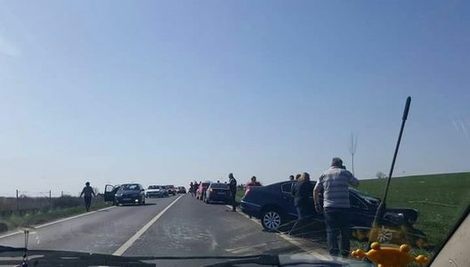 UPDATE Grav accident de circulaţie în Galaţi: Trei persoane au murit şi şapte sunt rănite, dintre care trei copii, după ce două maşini s-au ciocnit frontal