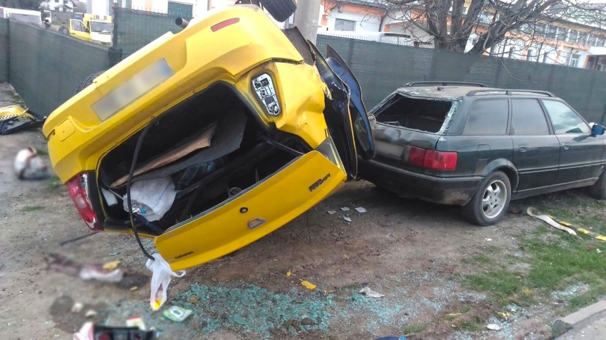 Un mort şi patru răniţi în urma unui accident în apropiere de Suceava