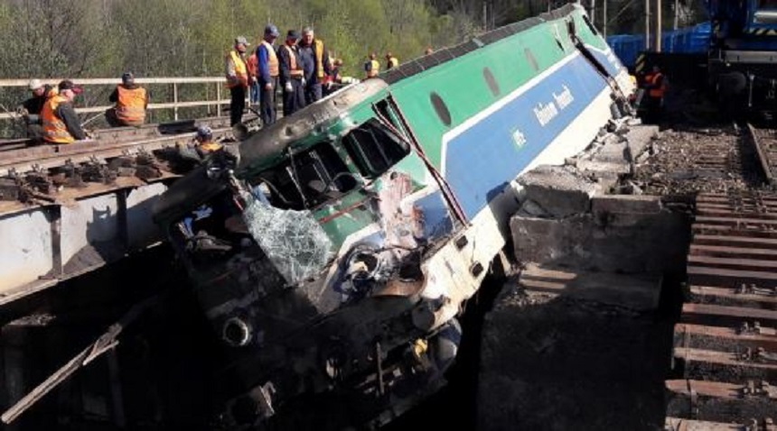 Concluziile anchetei privind accidentul feroviar care a avut loc în urmă cu un an în judeţul Hunedoara: Deraierea s-a produs din cauza vitezei care a fost depăşită cu 130 la sută şi pentru că mecanicii consumaseră alcool 