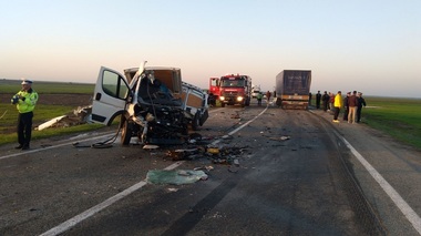 Olt: Un bărbat a murit şi alţi doi au fost răniţi, în urma unui accident în care au fost implicate un autocamion şi o autoutilitară

