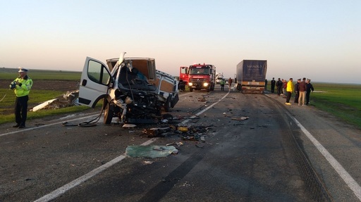 Olt: Un bărbat a murit şi alţi doi au fost răniţi, în urma unui accident în care au fost implicate un autocamion şi o autoutilitară

