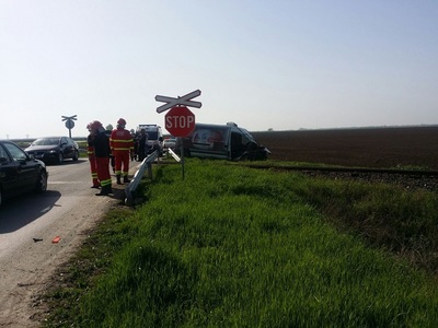 Accident feroviar în judeţul Timiş, între un automotor şi un microbuz - FOTO
