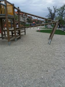 Fetiţă de 11 ani, la spital după ce o bârnă s-a dislocat şi a căzut peste ea într-un parc din Sibiu