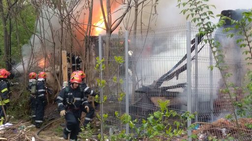 Incendiu la un depozit de mobilă din Capitală; acoperişul clădirii s-a prăbuşit în totalitate. VIDEO