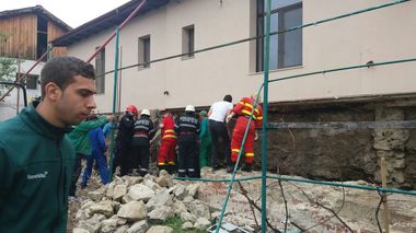 Vâlcea: Muncitor prins sub un zid care s-a dărâmat; pompierii intervin cu mai multe autospeciale