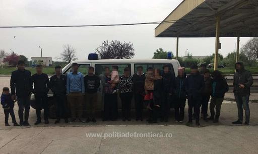 Arad: Un număr de 19 migranţi din Irak, Turcia, Siria şi Iran, prinşi pe câmp la graniţa cu Ungaria. VIDEO