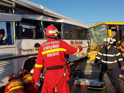 UPDATE - Două autobuze au fost implicate într-un accident rutier la Satu Mare; douăsprezece persoane au fost rănite, fiind activat Planul roşu de intervenţie