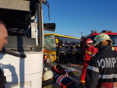 Satu Mare: Toate cele 12 persoane aflate în autobuzele implicate în accident au fost rănite, opt dintre ele au fost duse la spital