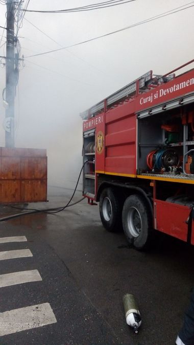 Gorj: Incendiu la un apartament din Târgu-Cărbuneşti; un adult şi un copil s-au intoxicat cu fum