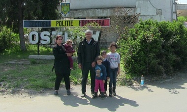 O femeie siriană, cei patru copii ai ei şi o călăuză turcă, prinşi când încercau să treacă ilegal în România din Bulgaria - FOTO