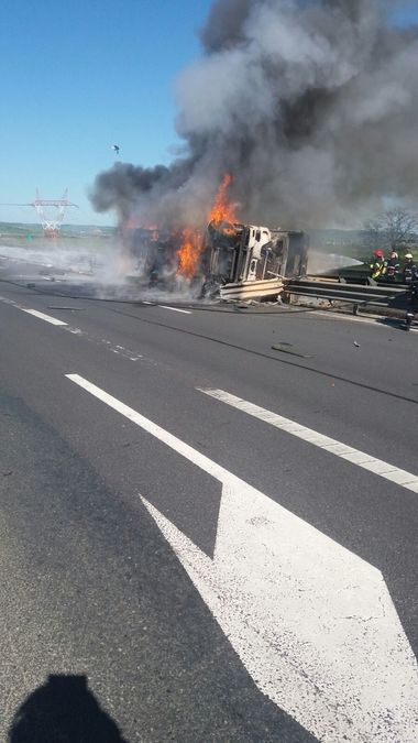 Sibiu: O cisternă plină cu vin s-a răsturnat pe Autostrada Sibiu - Orăştie şi a luat foc; traficul în zonă este complet blocat. FOTO/ VIDEO