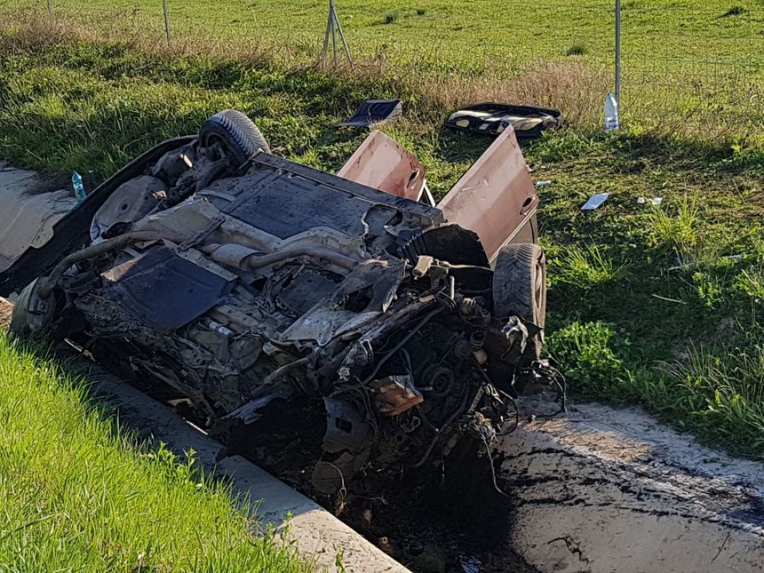 UPDATE Accident pe autostrada Timişoara-Arad, după ce o maşină s-a răsturnat, iar o persoană a murit, alte patru fiind rănite. Şoferul care a decedat avea 18 ani şi se ducea la un concurs automobilistic. FOTO