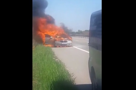 O maşină a luat foc pe Autostrada A1, circulaţia rutieră este restricţionată (Video)