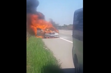 O maşină a luat foc pe Autostrada A1, circulaţia rutieră este restricţionată (Video)