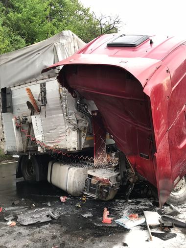 Vâlcea: Accident între două TIR-uri şi un autoturism, pe DN 7; o persoană a fost încarcerată, iar traficul este complet blocat