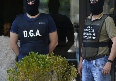 Agent de poliţie din Suceava care administra o firmă de servicii funerare şi chiar a efectuat transporturi mortuare în calitate de şofer, plasat sub control judiciar