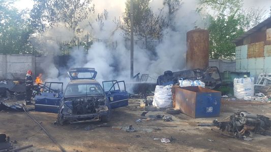 Incendiu la o firmă din Târgu-Jiu; focul a distrus o maşină parcată în curtea unităţii