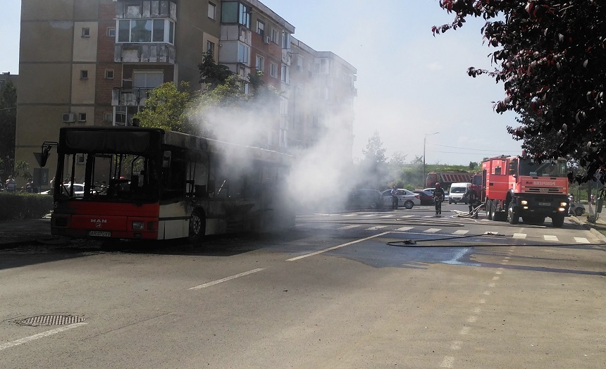 Arad: Un autobuz a luat foc într-o staţie din Arad, pasagerii reuşind să iasă la timp, dar vehiculul a ars complet - FOTO, VIDEO

