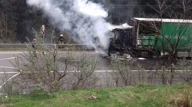 Bistriţa-Năsăud: Incendiu la un TIR încărcat cu 22 de tone de azotat de amoniu, în Pasul Tihuţa