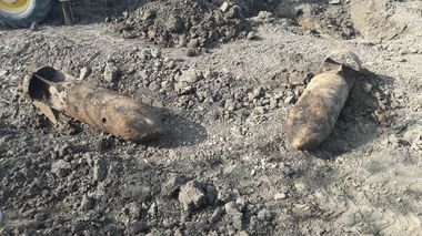 Infotrafic: Traficul pe DN 2, la Focşani, blocat pentru transportul pe câmp al celor şase bombe de aviaţie descoperite în zonă