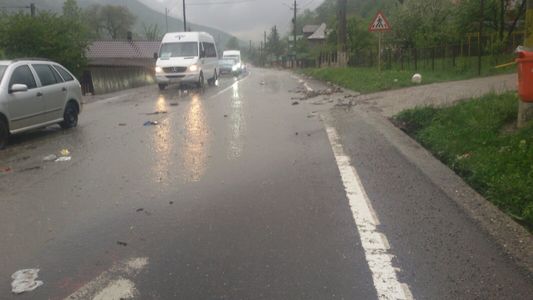 Circulaţie îngreunată pe Valea Prahovei din cauza aluviunilor aduse pe şosea în urma unei ploi torenţiale