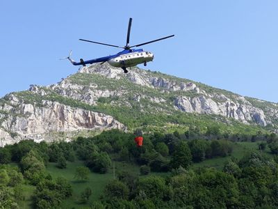 Elicopterele MAI au început misiunea de stingere a incendiului în Parcul Naţional Domogled
