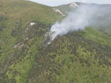 Pompierii s-au retras din zona incendiului izbucnit în Parcul Domogled, dar vor interveni şi duminică. Elicopterele au făcut 15 aruncări cu apă
