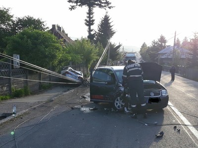 Bistriţa-Năsăud: Şapte persoane implicate într-un accident rutier în urma căruia un stâlp de electricitate a  căzut pe şosea. FOTO