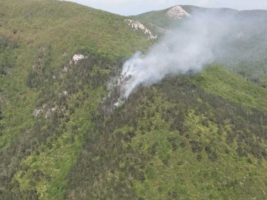 Elicopterele şi-au întrerupt misiunea de stingere a incendiului din Parcul Naţional Domogled din cauza vântului, după ce au efectuat şapte aruncări cu apă