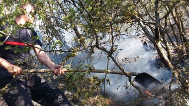 Pompierii s-au retras din zona incendiului din Parcul Naţional Domogled şi vor relua operaţiunile luni; există riscul de extindere a focului din cauza vântului. FOTO