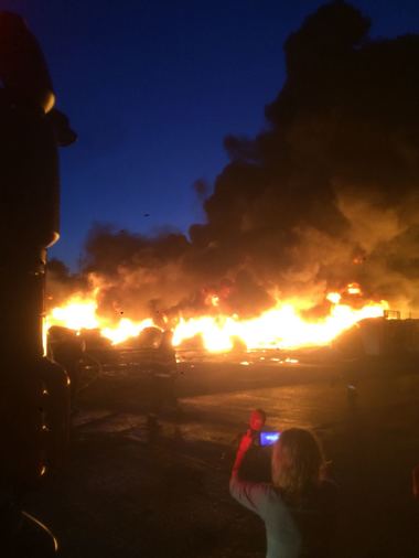 UPDATE - Hunedoara: Incendiu puternic izbucnit la o fabrică de mase plastice, fumul putând fi văzut de la o distanţă de câţiva kilometri. Un muncitor a fost rănit. FOTO