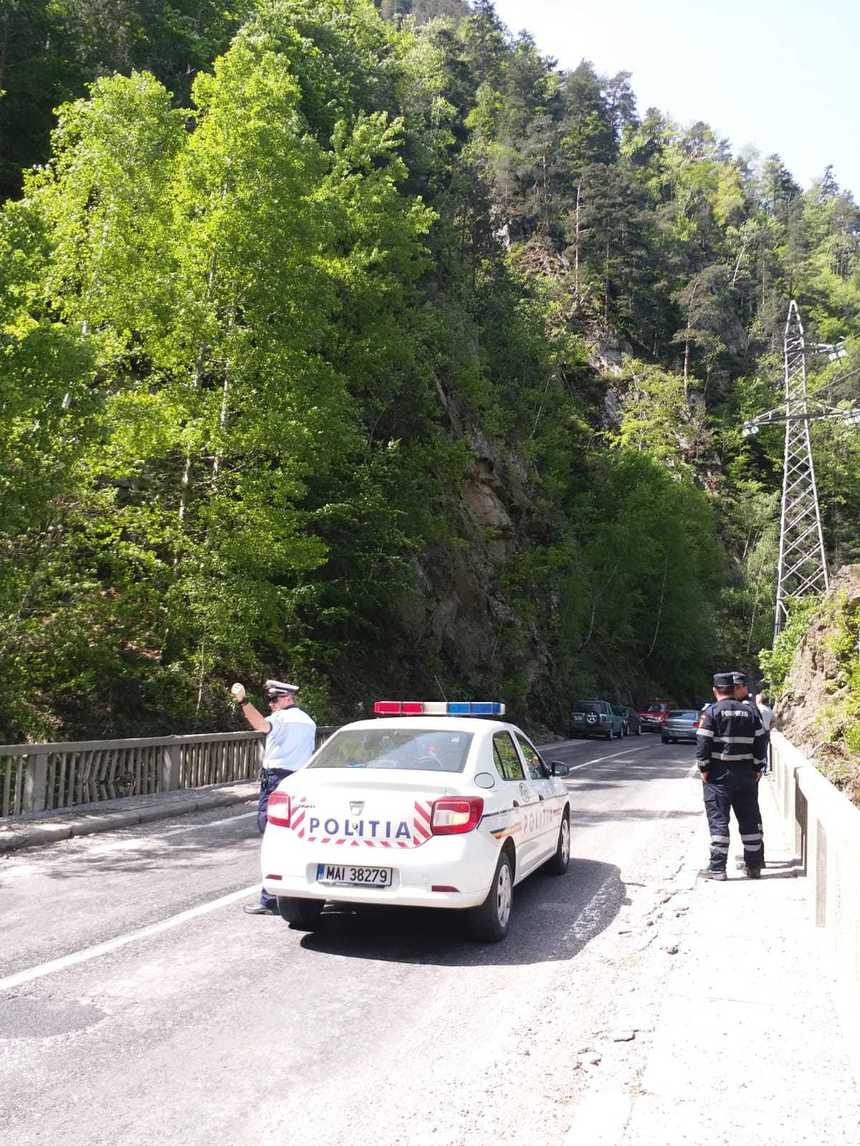 Circulaţia rutieră pe Transfăgărăşan, închisă după ce a apărut fumegaţie pe versant în zona cetăţii Poenari VIDEO